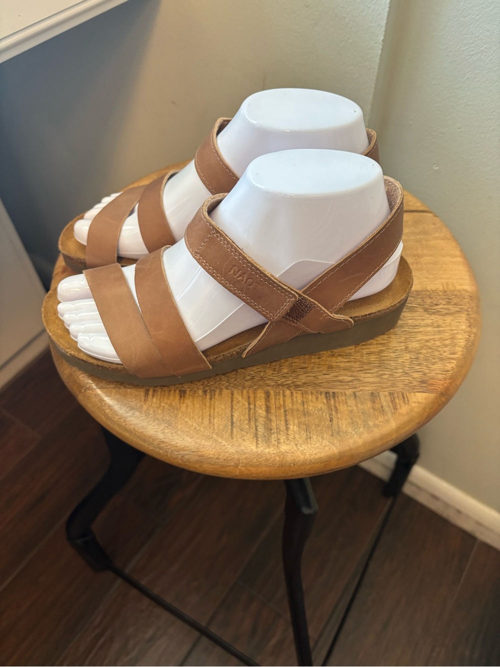 Women’s Naot Kayla wedge sandal in tan 38, 7 new - Picture 5 of 7